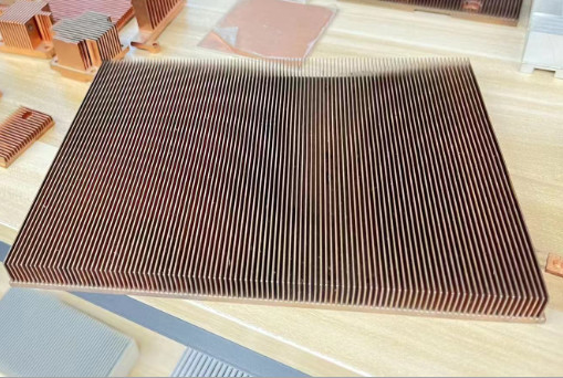 Grand radiateur esquivé en aluminium de usinage esquivant d'aileron de cavité plus fraîche de précision d'aileron